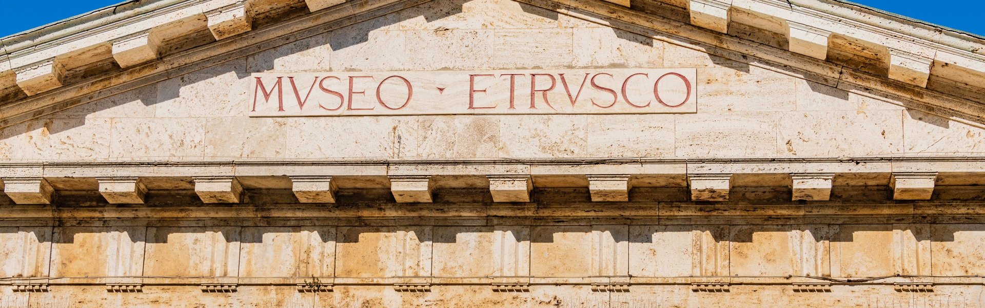 Chiusi, facciata del Museo Etrusco. particolare